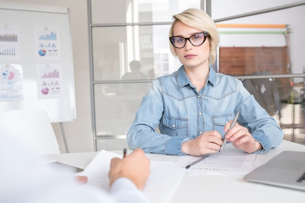 Moderne jonge zakenvrouw in Office