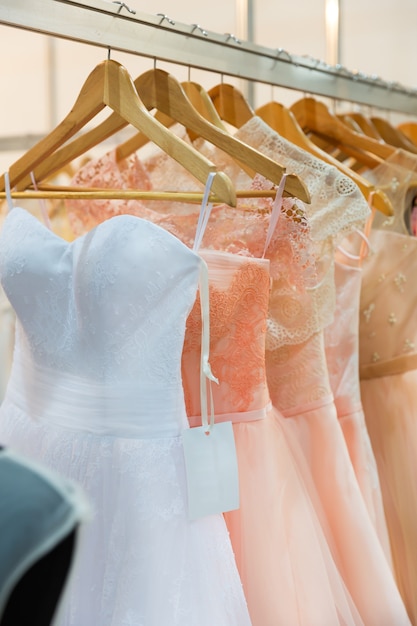 Moderne jurken aan de kleerhangers in de winkel