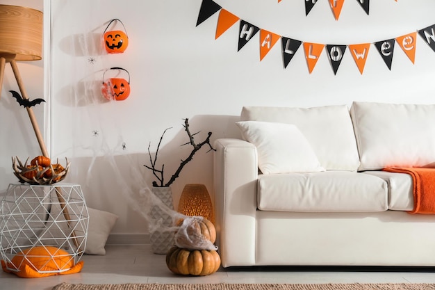 Moderne kamer ingericht voor Halloween Feestelijk interieur