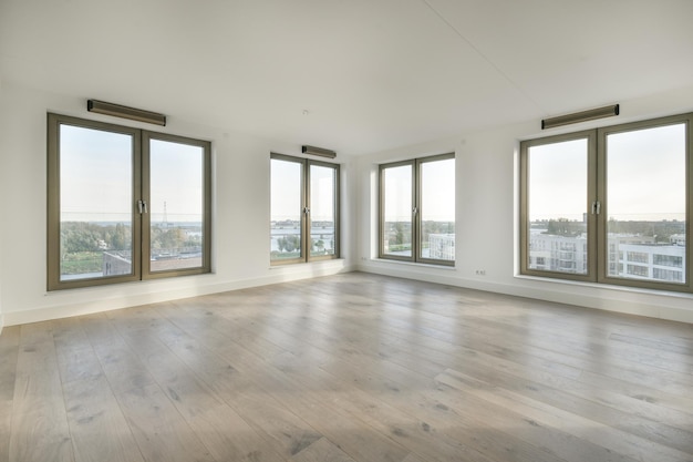 Moderne kamer met houten vloer en witte muren