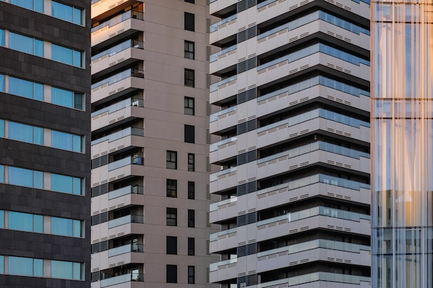 Foto moderne kantoorgebouwen in barcelona gevel van gebouwen met glazen ramen