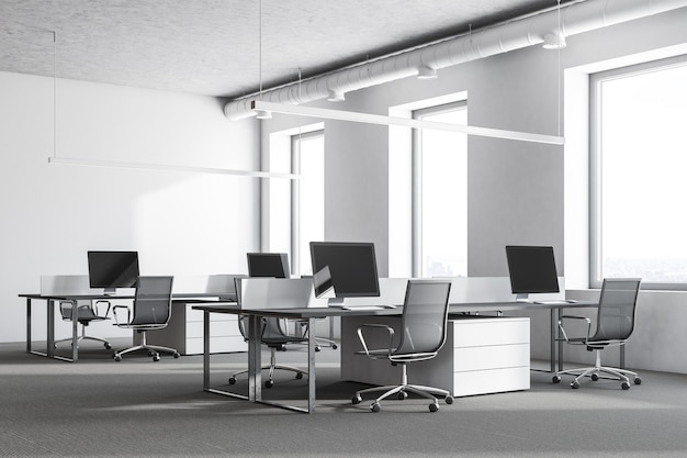 Moderne kantoorhoek met witte muren, zolderramen, een tapijt op de vloer en rijen computertafels. 3D-rendering mock-up