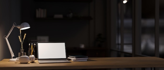 Moderne kantoorwerkruimte 's nachts Laptop mockup licht van tafellamp en kopieer ruimte op tafelblad