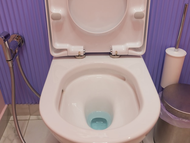 Foto moderne keramische toiletpot in de buurt van kleur muur in toilet.