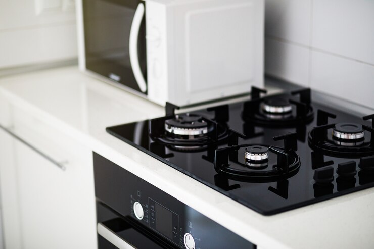 Moderne keuken interieur met elektrische kookplaat en magnetron