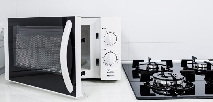Moderne keuken interieur met elektrische kookplaat en magnetron