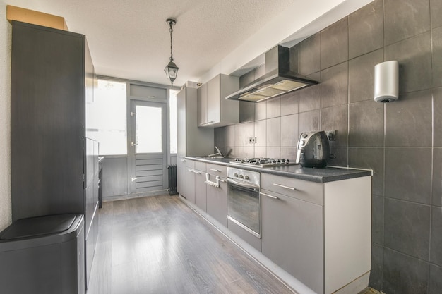 Moderne keuken nabij eetkamer in flat