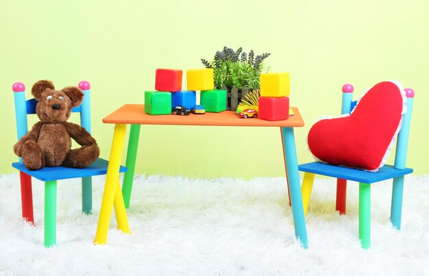 Moderne kinderkamer met apparatuur en speelgoed