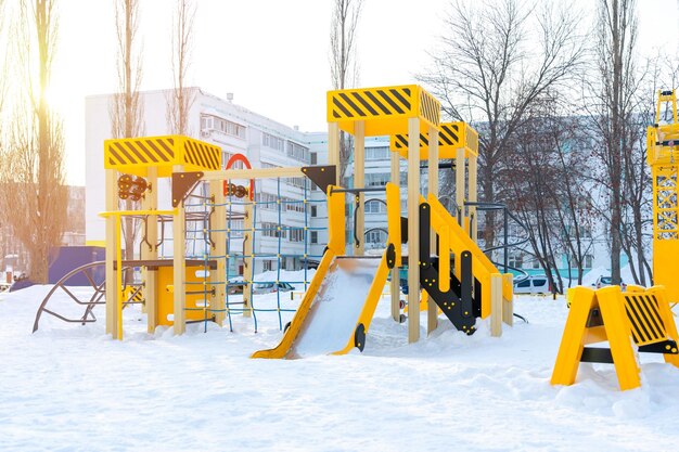 Moderne kinderspeelplaats op de binnenplaats van een flatgebouw in de wintertijd van Rusland