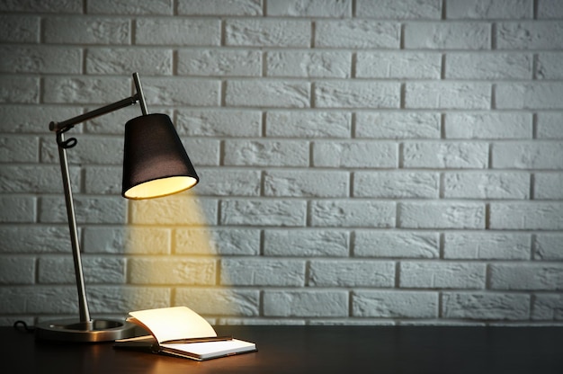 Moderne lamp op het bureau op een witte achtergrond