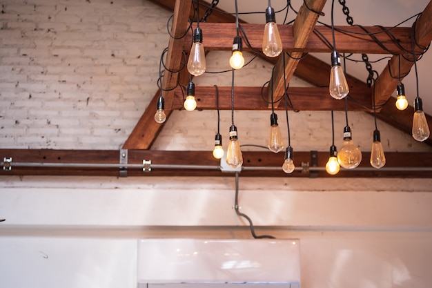Moderne lampen die aan het plafond hangen met witte muur, hanglamp lampenkap, design lampbehuizing.