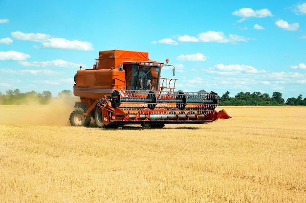 Moderne landbouwmachines op het veld