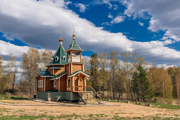 Moderne landelijke houten kerk van de christelijk-orthodoxe religie in Rusland