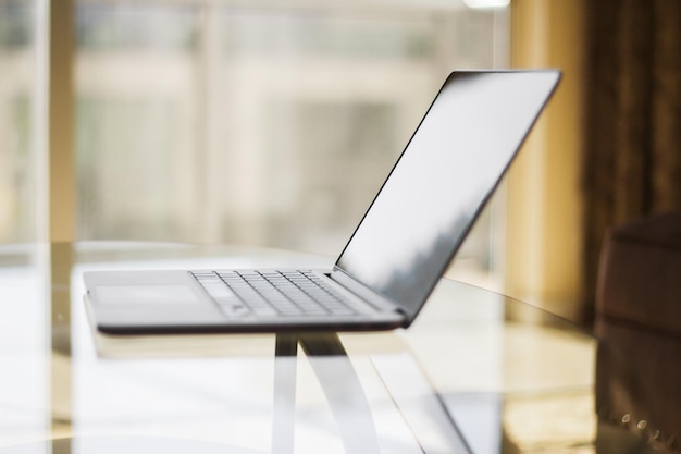 Moderne laptop in een kamer bij zonsondergang