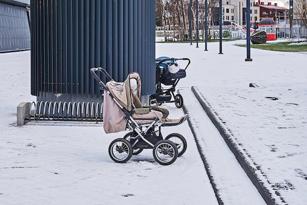 Moderne lege kinderwagens op de speelplaats in de winter