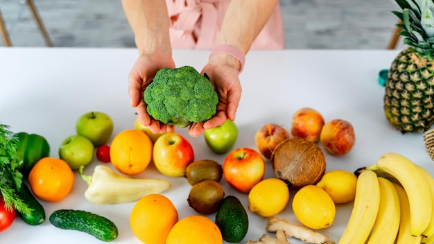 Moderne levensstijl voor vers voedsel Mooie dame met vegetarisch koken in de keuken