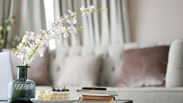 Moderne luxe huiswoonkamer met bankbloemen in een ceramisch vaasdecor op koffietafel