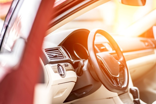 Moderne luxe prestige auto-interieur dashboard stuurwiel Oranje rood auto-interieur