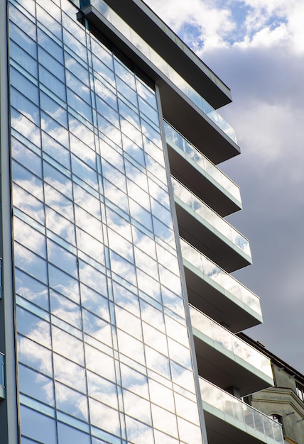 Moderne luxe residentiële gebouw op een zonnige dag met blauwe hemel gevel van een huis