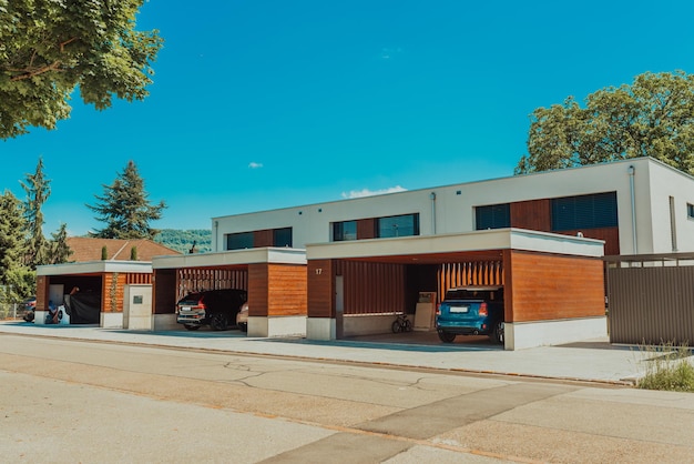 Moderne luxe woning met garages en zonnepanelen