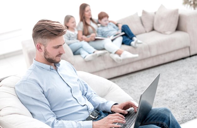 Moderne man werkende laptop in zijn woonkamer foto met kopieerruimte