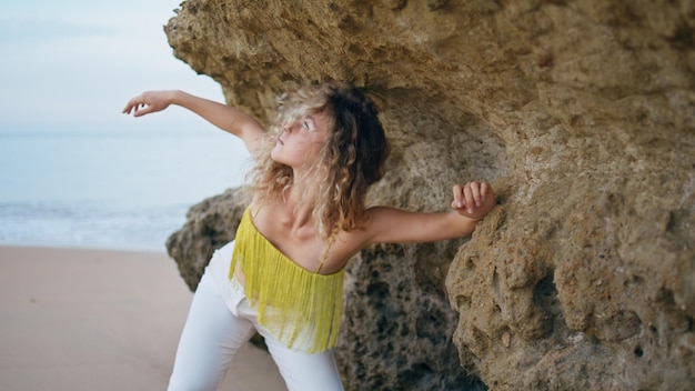 Moderne meisje bewegend lichaam op het zand aan de kust zomerdag sensuele vrouw dansen