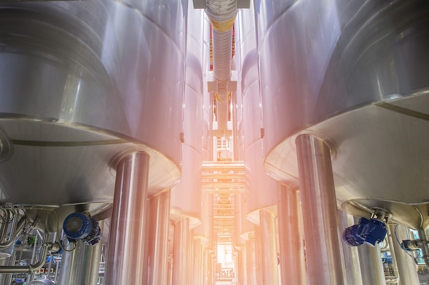 Moderne melkkelder met roestvrijstalen beensteuntanks met rood licht