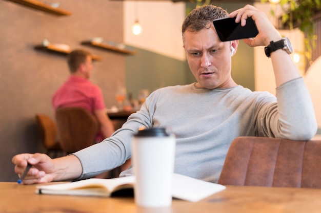 Moderne mens die zijn aantekeningen bekijkt