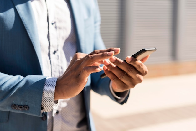 Moderne mens die zijn telefoon met exemplaarruimte controleert