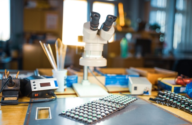 Moderne microscoop, paneel met LED-lichtindicatoren is in productie
