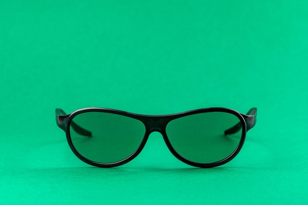 Moderne mode en kantoor bril geïsoleerd op groene achtergrond