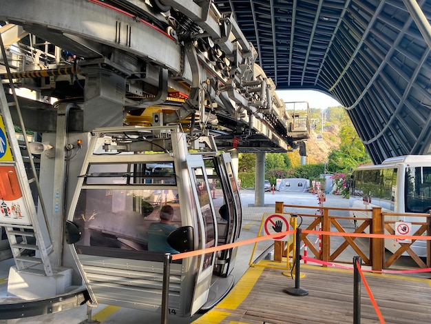 Moderne, mooie kabelbaanlift in de bergen op vakantie in een warm tropisch oosten