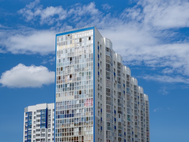 Moderne mooie nieuwe gebouwen. Gekleurde muur op de achtergrond van blauwe lucht. Ruimte kopiëren.