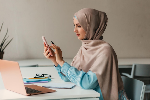 Moderne moslimvrouw in hijab in kantoorruimte