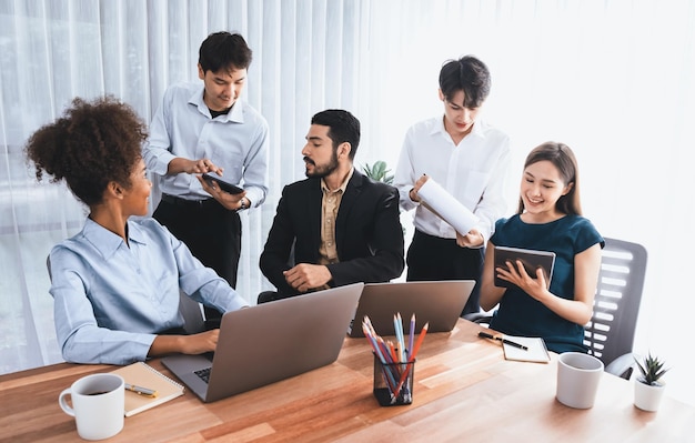 Moderne multiculturele kantoormedewerker op de werkplek van een bedrijf Concord