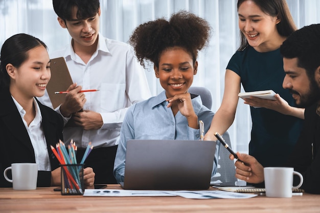 Moderne multiculturele kantoormedewerker op de werkplek van een bedrijf Concord