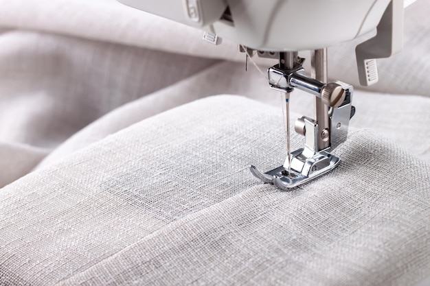 Moderne naaimachine naaivoet en kledingstuk Naaiproces handgemaakte hobbyzaak