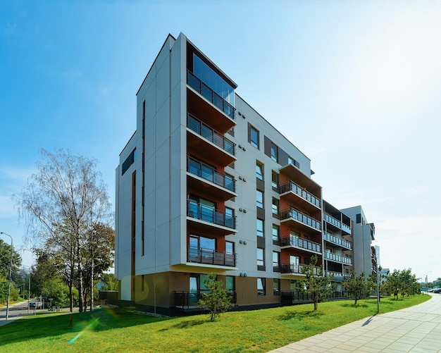 Moderne nieuwe flat appartement onroerend goed concept. Buiten woonhuis faciliteiten.