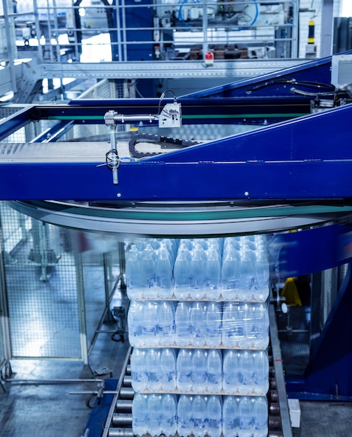 Moderne omsnoerings- en transportmachine voor verpakkingslijn bij drankenfabriek