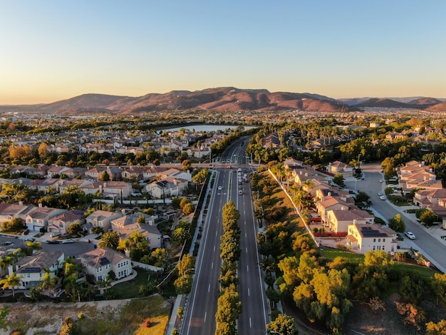 Moderne onderverdeling huis buurt met berg op de achtergrond tijdens zonsondergang Californië