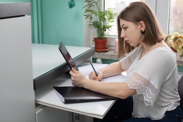 Moderne online leren vanaf een tablet met volledig gebruik van technologie thuis