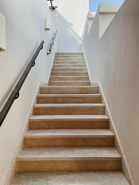 Moderne Oost-stijl gebouw met beige muren trappen en zonlicht schaduwen Abstracte architectuur gevel ontwerp concept achtergrond