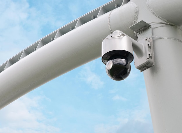 Moderne openbare CCTV-camera op paal met de heldere hemelachtergrond