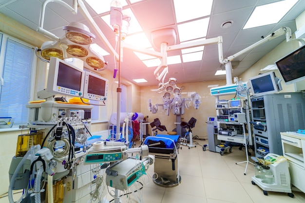 Moderne operatiekamer. Operatiezaal. Moderne apparatuur in de kliniek. Eerste hulp.