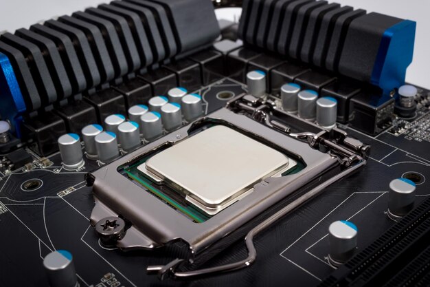 Moderne processor met meerfasig stroomsysteem met koellichaam en de CPU-socket