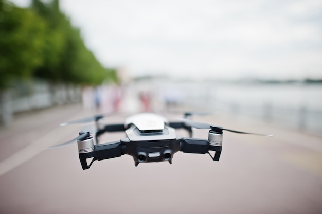 Moderne professionele drone quadcopter met digitale camera.