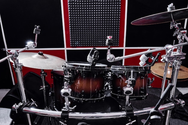 Moderne professionele drumkit op een repetitiebasis close-up rode en zwarte opnamestudio