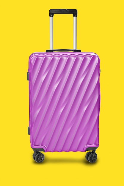 Foto moderne purpere kofferszak die op gele achtergrond wordt geïsoleerd