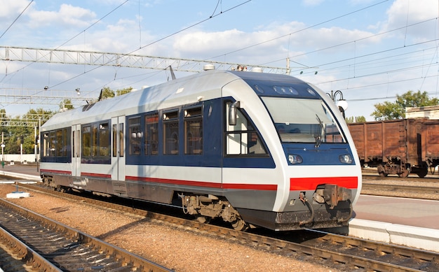 Moderne railbus in Kremenchug, Oekraïne