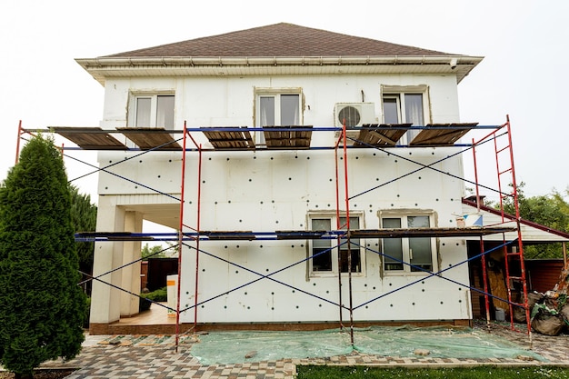 Moderne reparatie en reconstructie van het huis Isolatie van het huis met polystyreenschuim